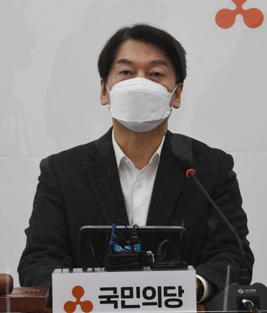 안철수 국민의당 대표가 17일 국회에서 열린 최고위원회의에서 발언하고 있다.     연합뉴스